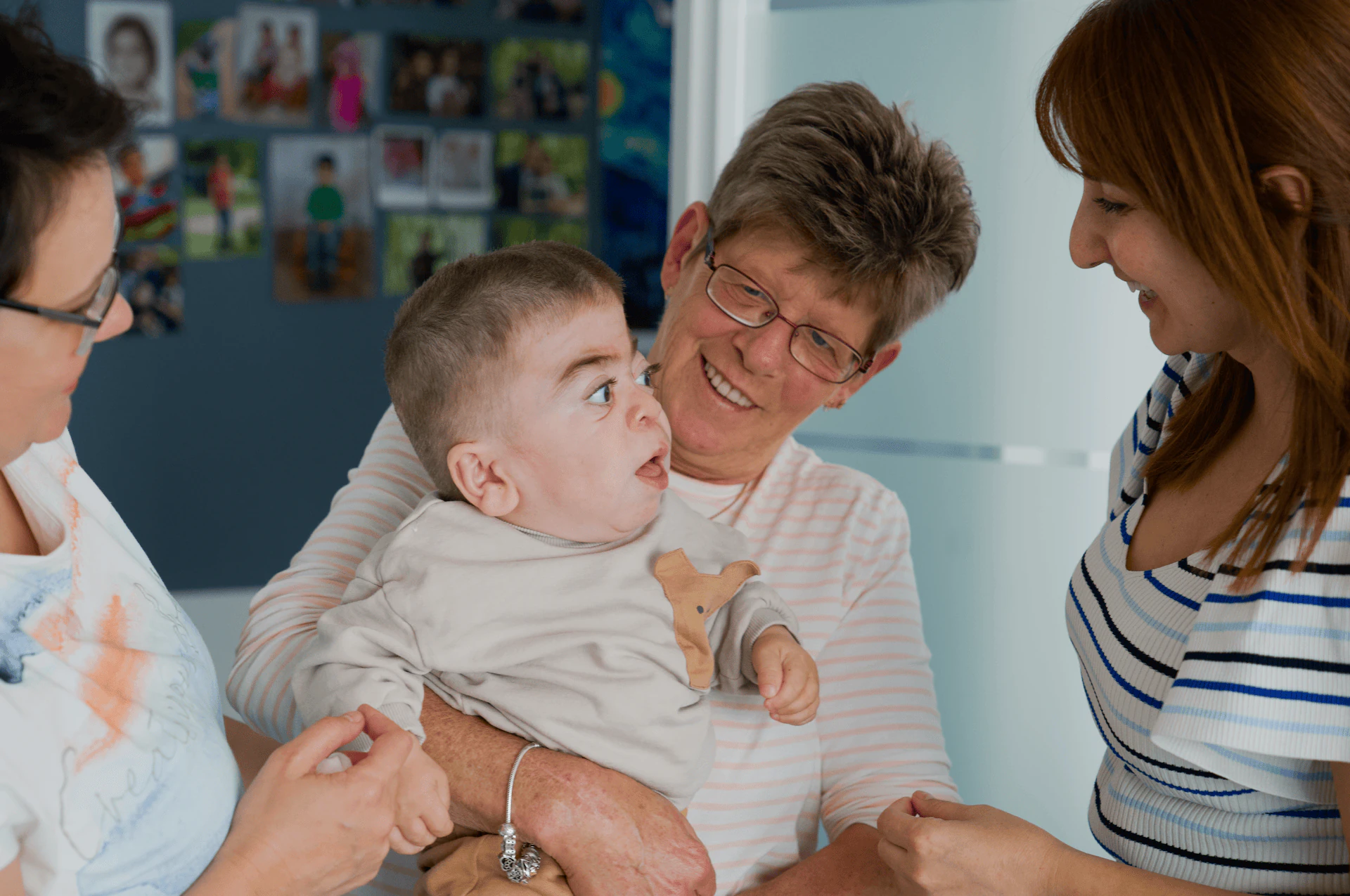 Pflegekraft begleitet ein Kind bei Pflege Flemming