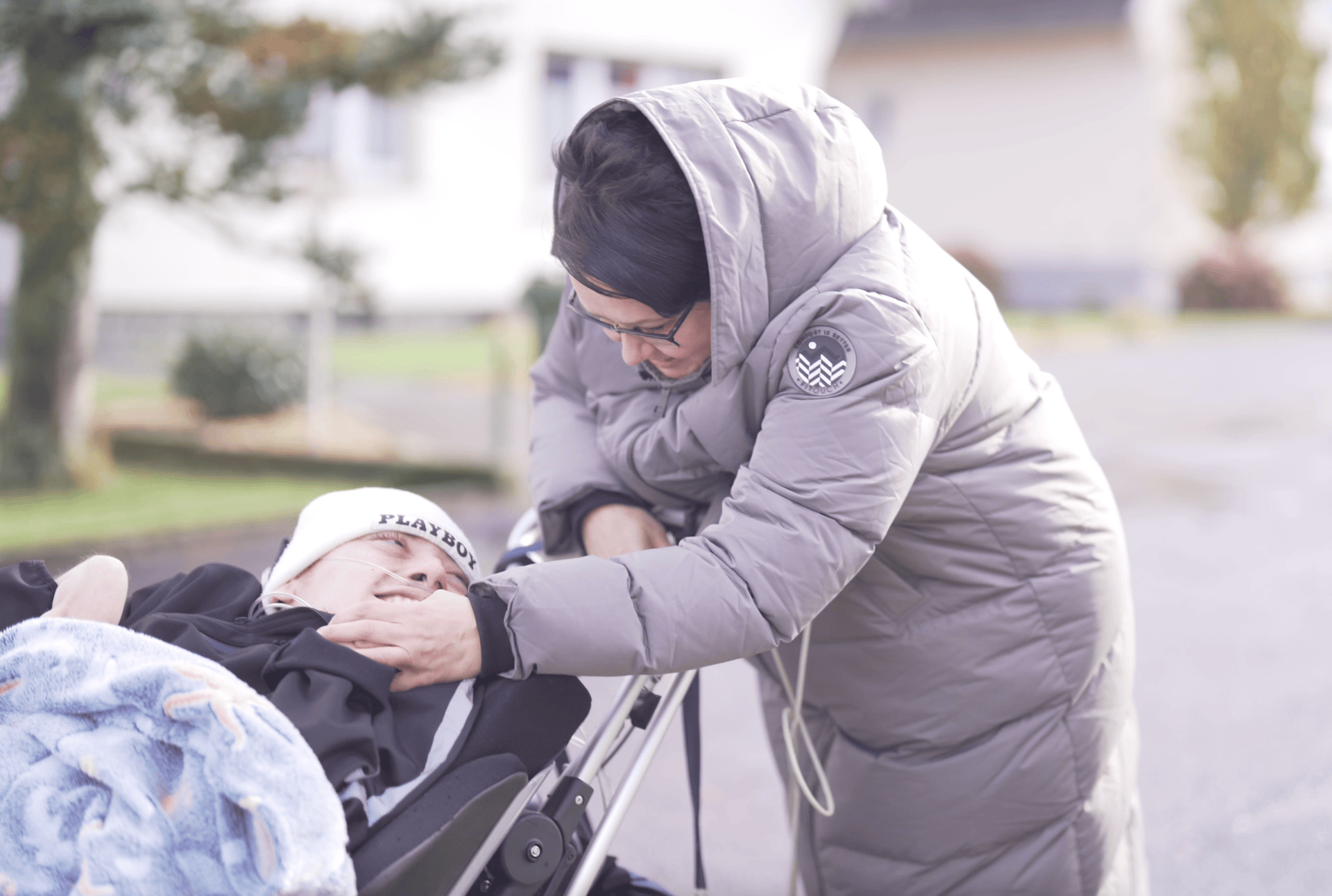 Pflegekraft begleitet Kind bei einem Ausflug – Kinderintensivpflege vor Ort