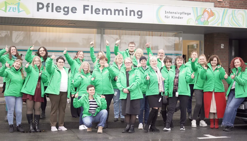 Team von Pflege Flemming im persönlichen Gespräch mit einer Familie